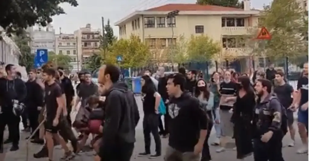 Άγρια επεισόδια σε σχολείο στην Θεσσαλονίκη – Επίθεση κουκουλοφόρων σε φοιτητές με κοντάρια και πέτρες (vid)