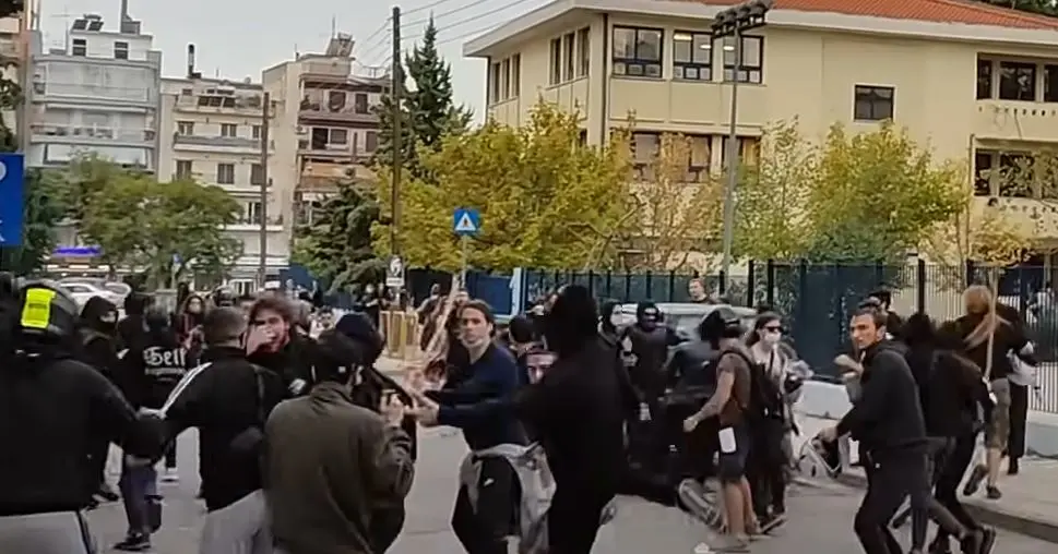 Η “βεντέτα” φοιτητών και μαθητών στη Θεσσαλονίκη – Παραλίγο να κάψουν την πόλη από τα απίστευτα επεισόδια (vids)