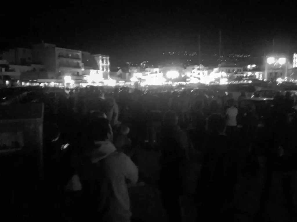 Άγρια επεισόδιά μεταξύ ΜΑΤ και κατοίκων στην Τήνο – Τραυματίστηκαν πολίτες (vid)