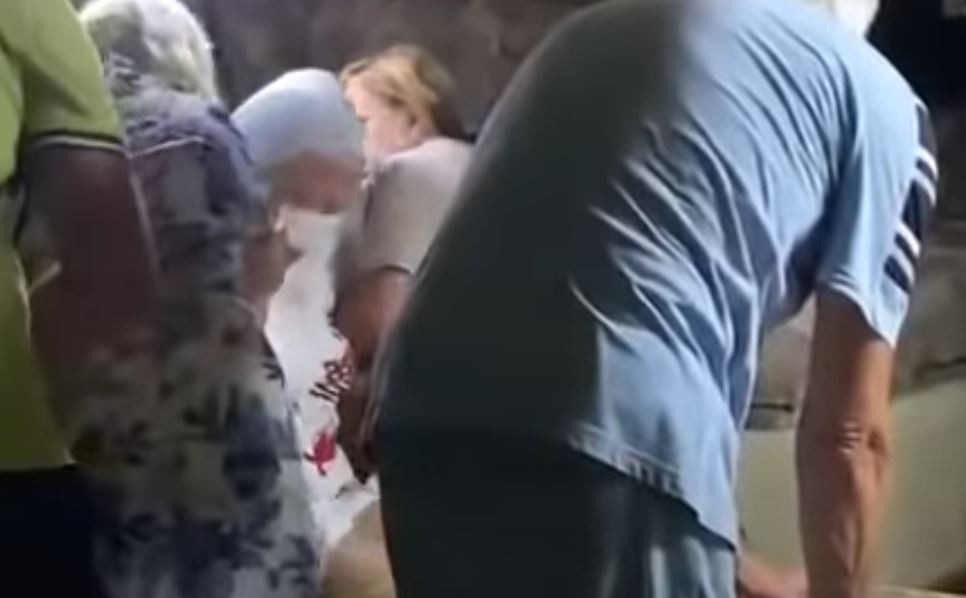 Τουρίστρια ξάπλωσε μέσα στη σαρκοφάγο του Αγίου Λαζάρου στη Λάρνακα και σφήνωσε (vid)