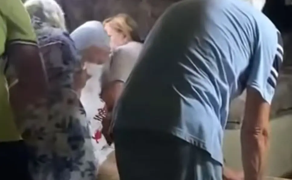 Τουρίστρια ξάπλωσε μέσα στη σαρκοφάγο του Αγίου Λαζάρου στη Λάρνακα και σφήνωσε (vid)