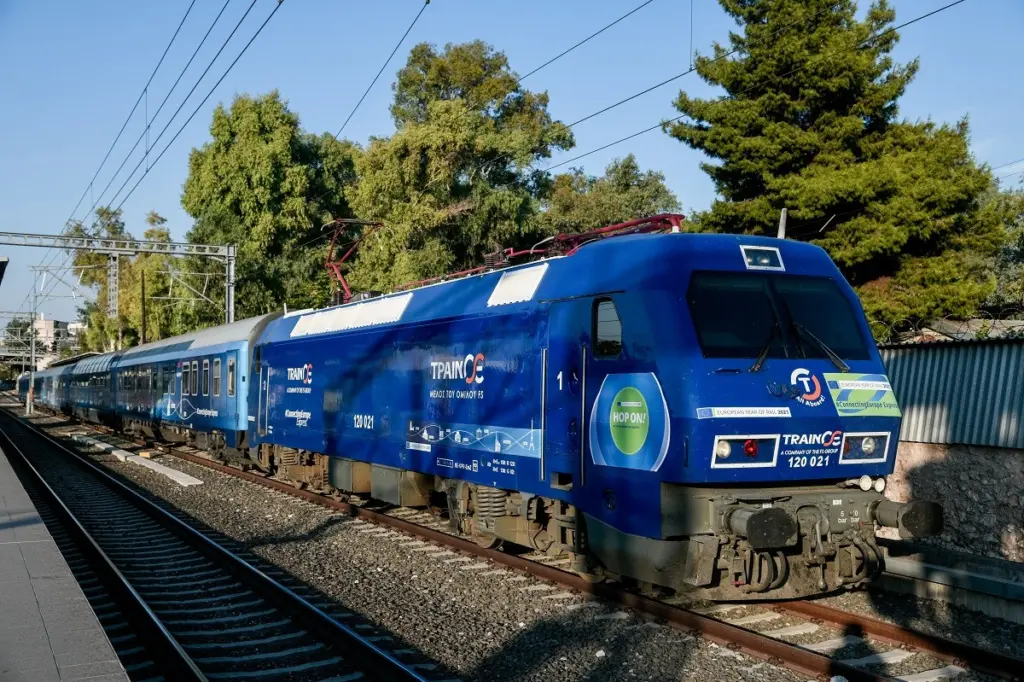 Συναγερμός στη Θεσσαλονίκη – Τρένο συγκρούστηκε με φορτηγό