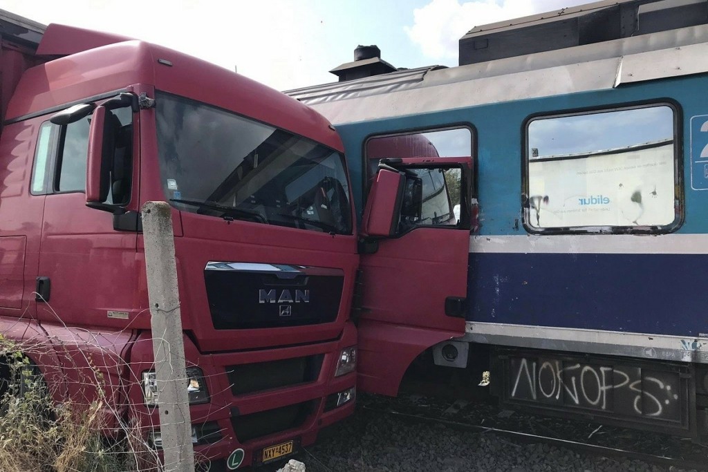 Πώς σώθηκε από θαύμα ο οδηγός του φορτηγού μετά τη σύγκρουση με το τρένο (pics&vids)