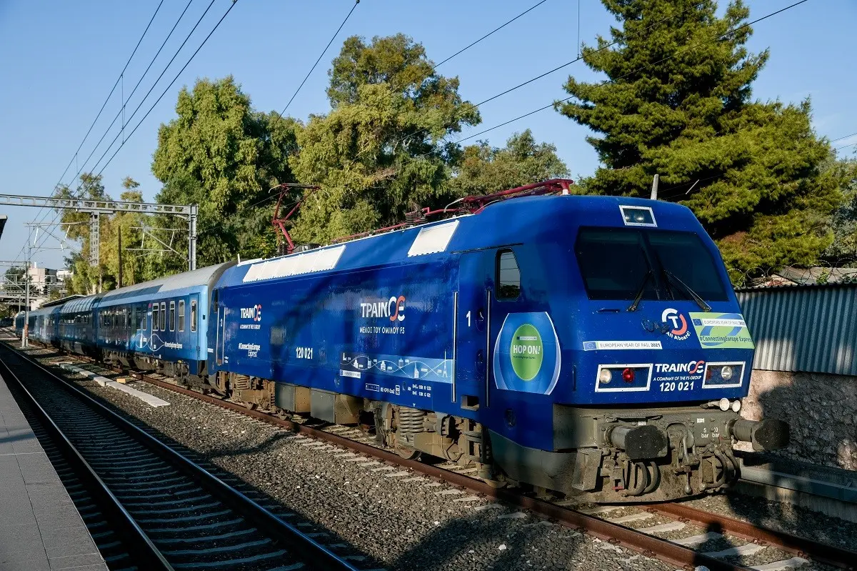 Συναγερμός στη Θεσσαλονίκη – Τρένο συγκρούστηκε με φορτηγό