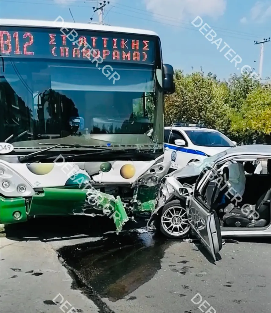 Θανατηφόρο τροχαίο στο Καματερό – Αυτοκίνητο παρέσυρε γυναίκα και “καρφώθηκε” σε λεωφορείο (pic)