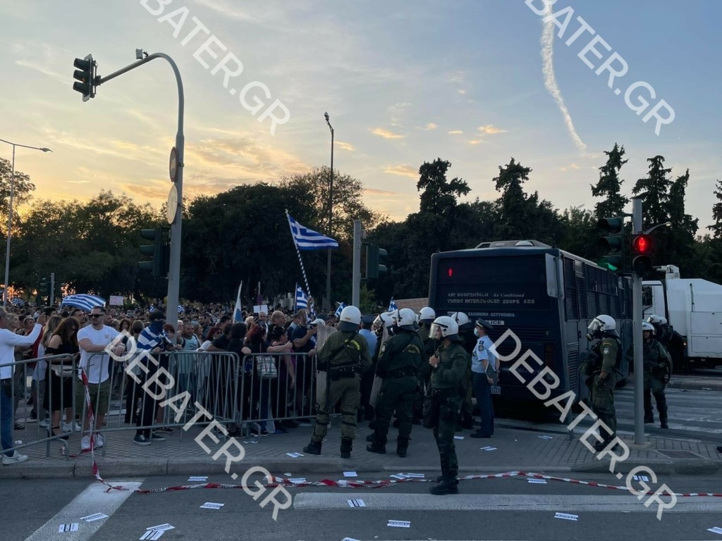 Επεισόδια στο δημαρχείο Θεσσαλονίκης – Μολότοφ, πέτρες και χημικά (pics&vids)