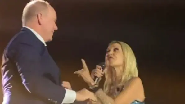 Η Άννα Βίσση “μάγεψε” τον πρίγκιπα Αλβέρτο – Ο χορός και το τραγούδι που του αφιέρωσε (vid)