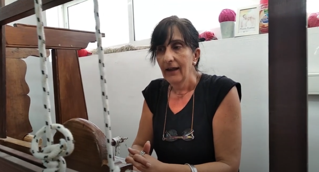 H Κρητικιά υφάντρα που δίνει δημιουργίες της στον οίκο Chanel (pics&vid)