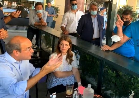 Εξαγριωμένοι απολυμένοι εργαζόμενοι αποδοκίμασαν και τα “έψαλλαν” στον Χατζηδάκη ενώ έπινε καφέ (vid)