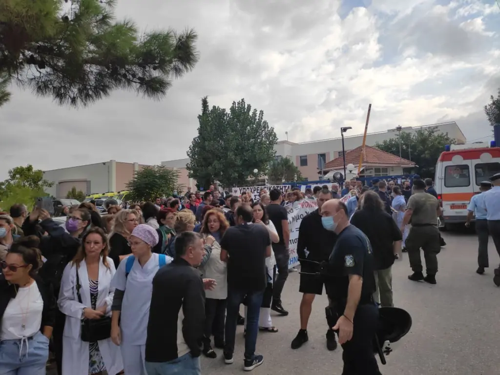 Με γιουχαΐσματα και ναζιστικά εμβατήρια υποδέχθηκαν τον Θάνο Πλεύρη στη Θεσσαλονίκη (pics&vid)