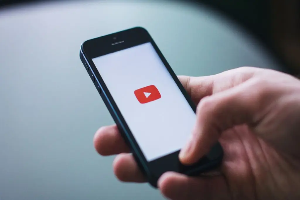 “Μπλοκάρει” τους αρνητές εμβολίων το Youtube – Τα fakes news και η αφαίρεση των βίντεο