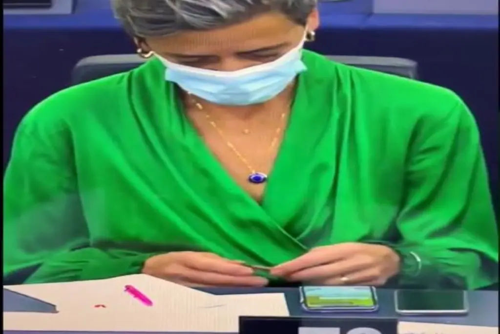 Μιλούσε η Φον Ντερ Λάιεν στην Ευρωβουλή και οι Επίτροποι ξεκίνησαν το… πλέξιμο (pics)