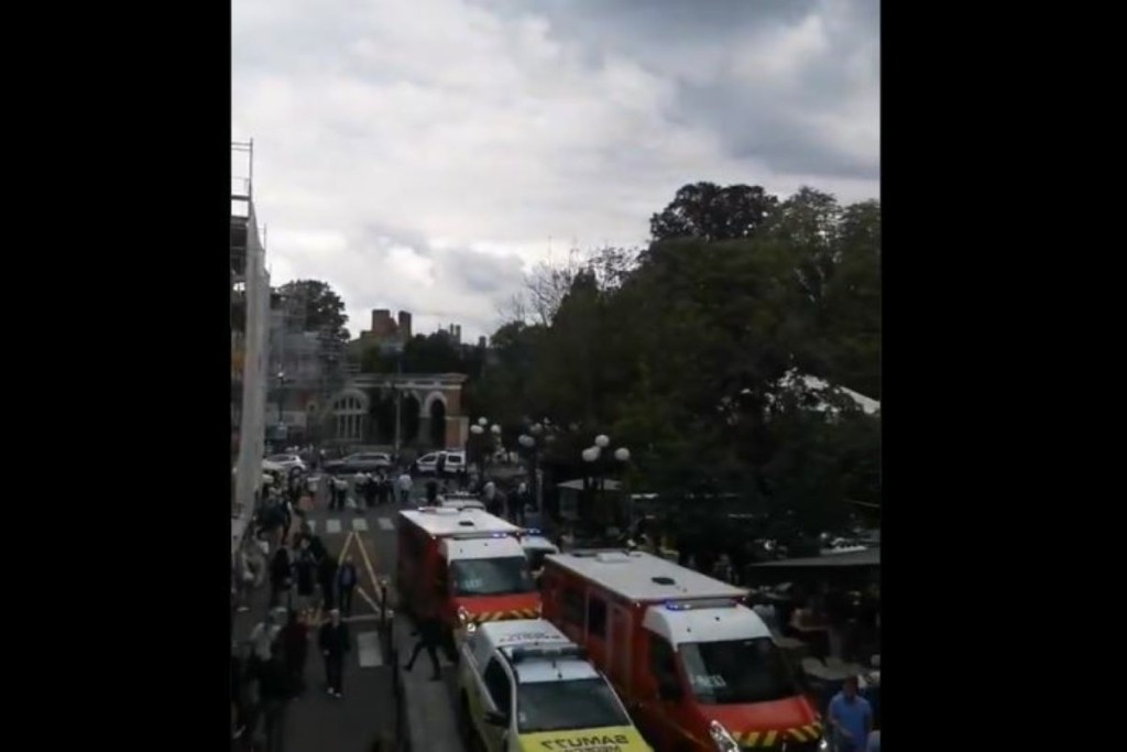 Αυτοκίνητο έπεσε πάνω σε καφετέρια στη Γαλλία – Πληροφορίες για τραυματίες
