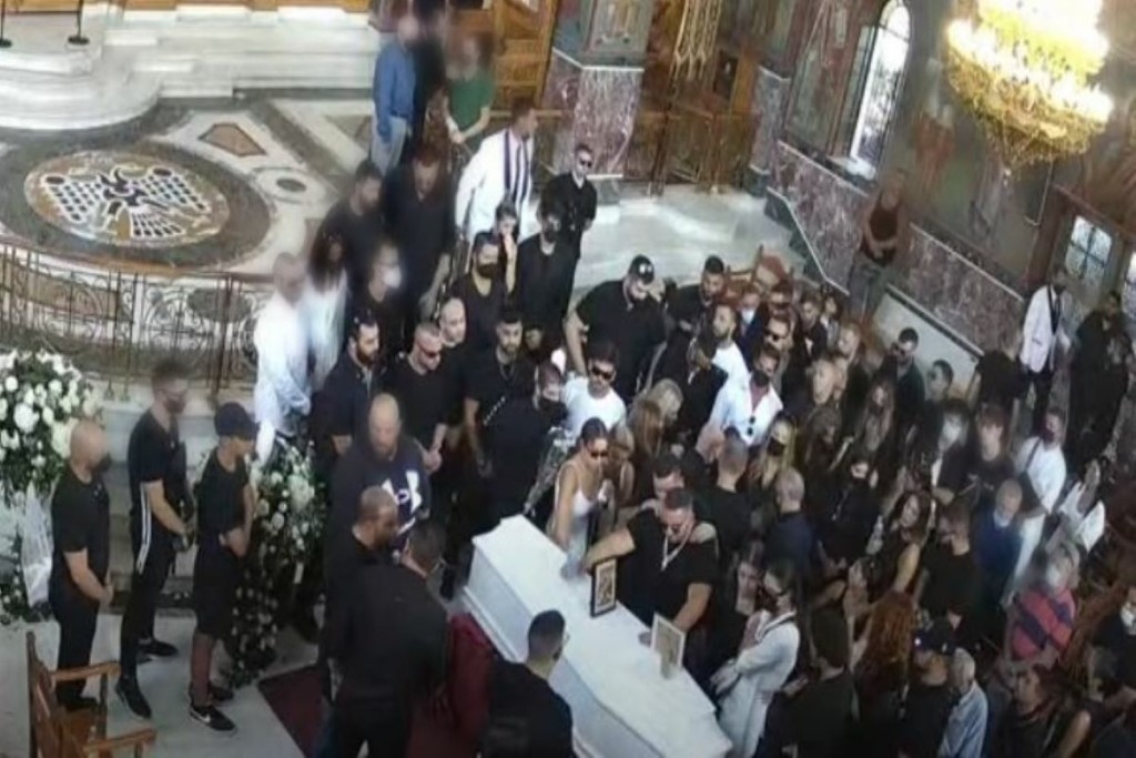 Η Ελένη Φουρέιρα αποχαιρέτισε τον Mad Clip ντυμένη στα λευκά (pics)