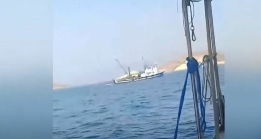 Το βίντεο ντοκουμέντο από τη στιγμή που τουρκικά αλιευτικά εισβάλλουν στο Αιγαίο για να ψαρέψουν