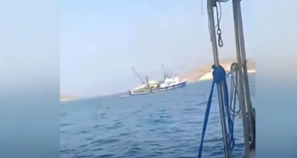 Το βίντεο ντοκουμέντο από τη στιγμή που τουρκικά αλιευτικά εισβάλλουν στο Αιγαίο για να ψαρέψουν