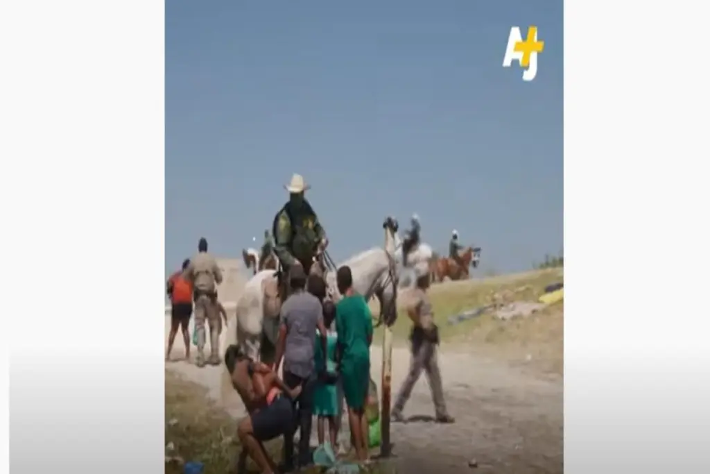 Συνοριοφύλακες στις ΗΠΑ κυνηγούν μετανάστες με… μαστίγια και χαλινάρια – Σοκάρουν οι εικόνες (vid)