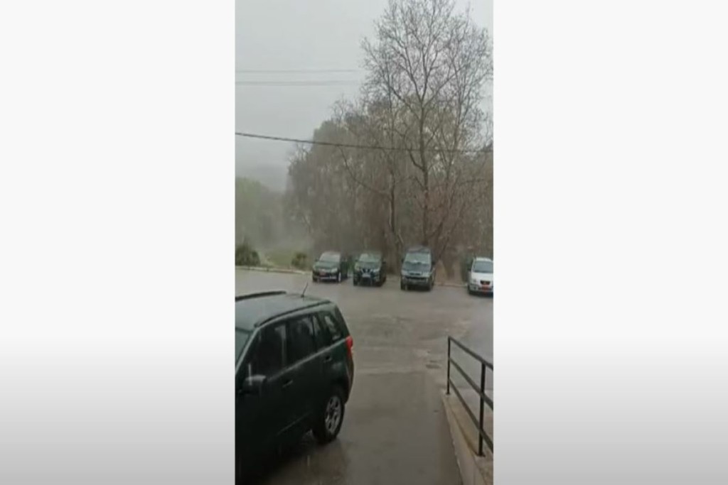 Πτώσεις βράχων σε πολλά σημεία στο Μαντούδι λόγω της ισχυρής κακοκαιρίας – Σε επιφυλακή τα χωματουργικά μηχανήματα (vid)