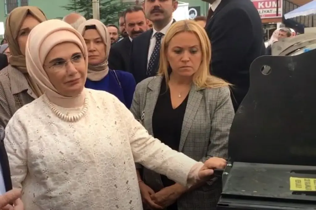 Η “ταπεινή” Εμινέ Ερντογάν φιγουράρει  με ρολόι 30.000 ευρώ και προκαλεί πανικό