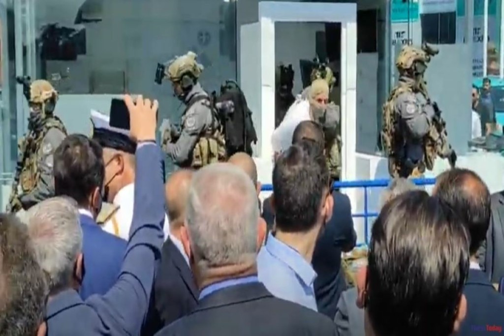 “Σύλληψη” μπροστά στα μάτια του Μητσοτάκη στη ΔΕΘ – Κροτίδες στο σημείο που βρισκόταν ο πρωθυπουργός (vids)