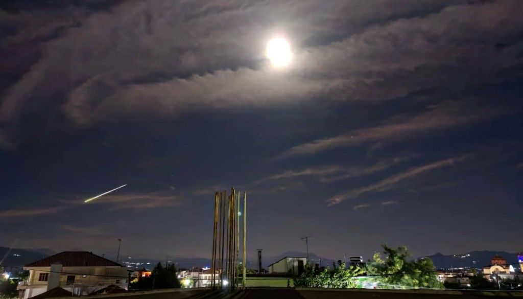 Μετεωρίτης “έσκισε” τον ουρανό της Ελλάδας και έκανε τη νύχτα μέρα (pics&vid)
