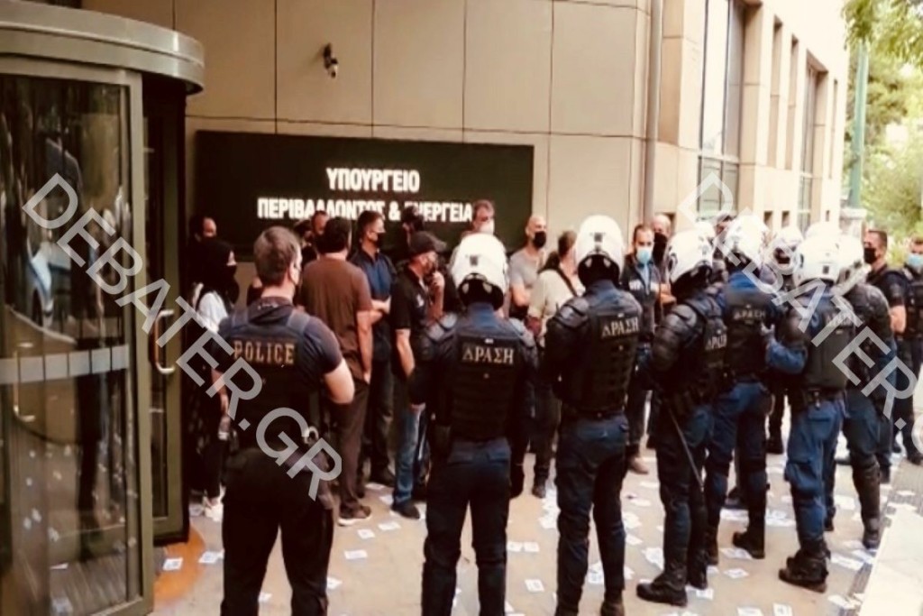 Συνελήφθησαν 24 μέλη του Ρουβίκωνα για την εισβολή στο Υπουργείο Περιβάλλοντος και Ενέργειας