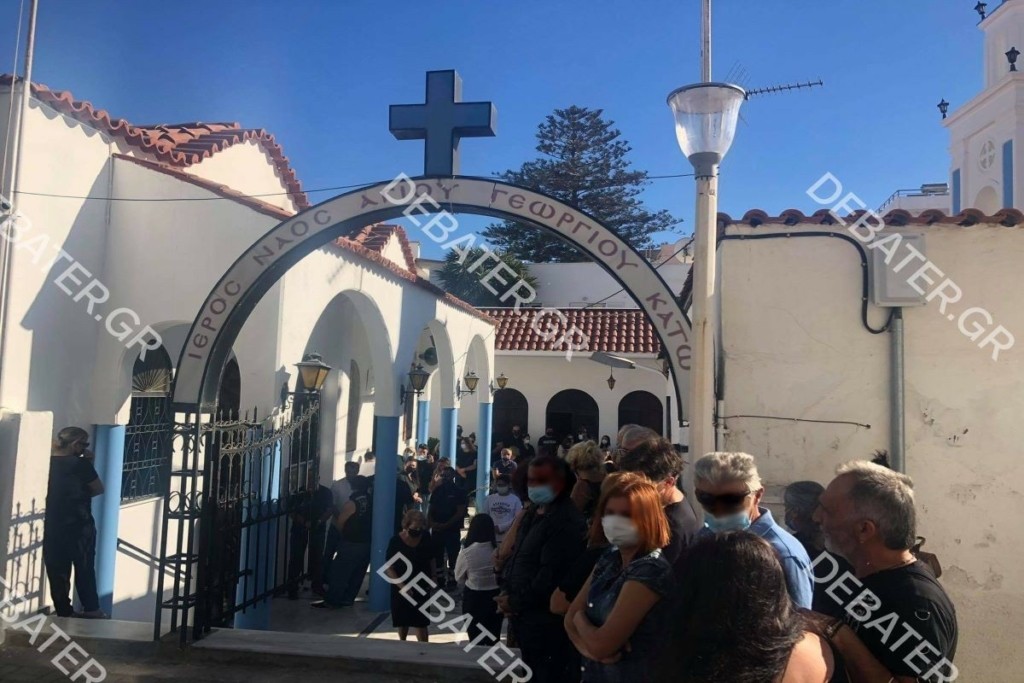 To τελευταίο “αντίο” στη 32χρονη Ντόρα –  Με δάκρυα στα μάτια φίλοι και συγγενείς (pics&vid)