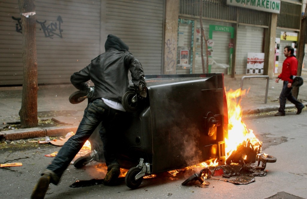 38 προσαγωγές για τα επεισόδια στο ΕΠΑΛ Ευόσμου – Η ανακοίνωση της αστυνομίας (pics&vid)