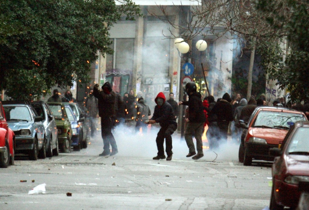 Χαμός για δεύτερη μέρα στο ΕΠΑΛ Ευόσμου – Στήνουν οδοφράγματα, καίνε κάδους (pics&vids)