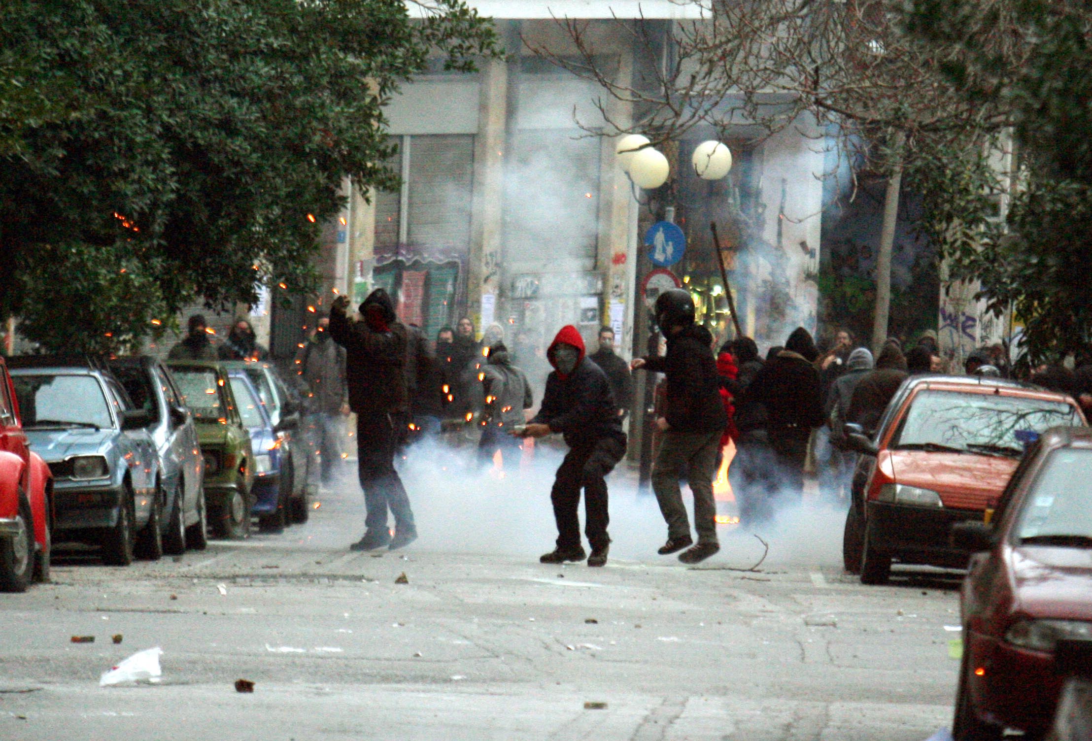 Χαμός για δεύτερη μέρα στο ΕΠΑΛ Ευόσμου – Στήνουν οδοφράγματα, καίνε κάδους (pics&vids)