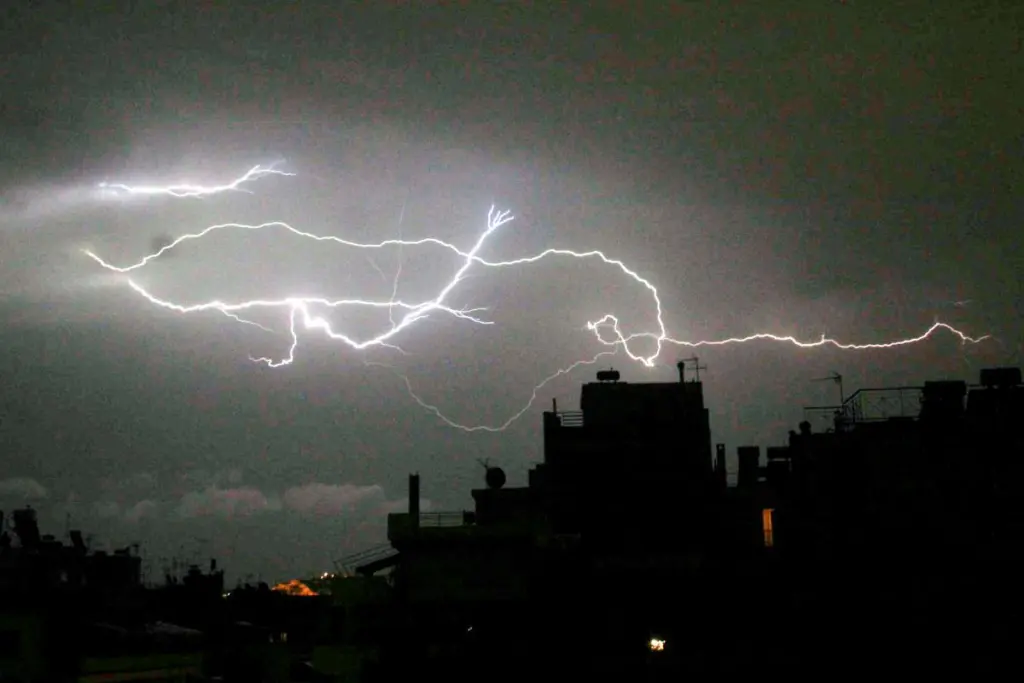 Βυθισμένη στην κακοκαιρία η Ελλάδα – Ισχυρά φαινόμενα ετοιμάζουν την εμφάνιση τους – Που θα “χτυπήσουν”