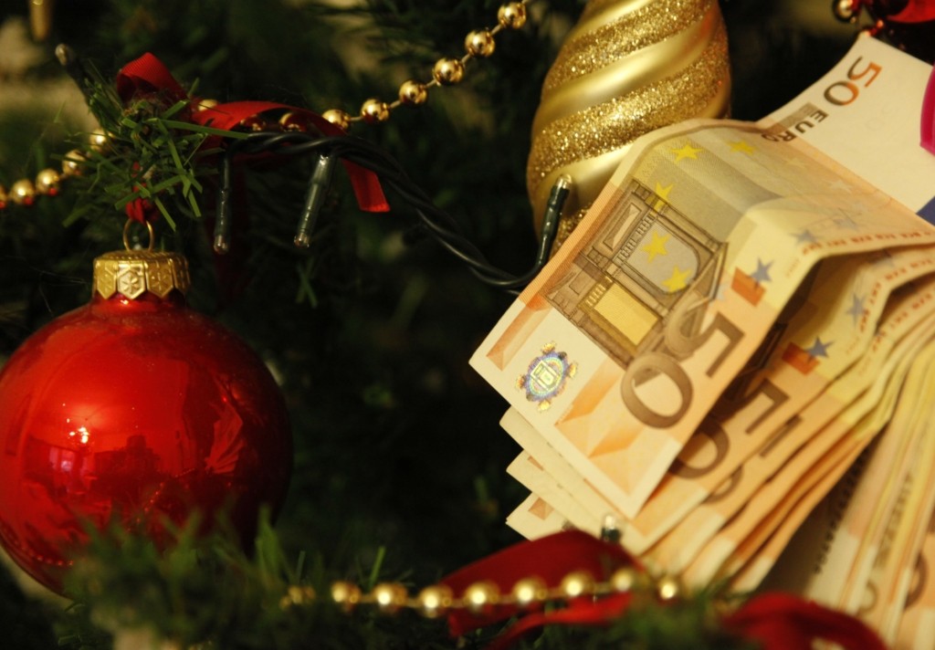 ‘Ερχεται έκτακτη οικονομική βοήθεια τα Χριστούγεννα – Ποιους αφορά και τι ποσά θα λάβουν