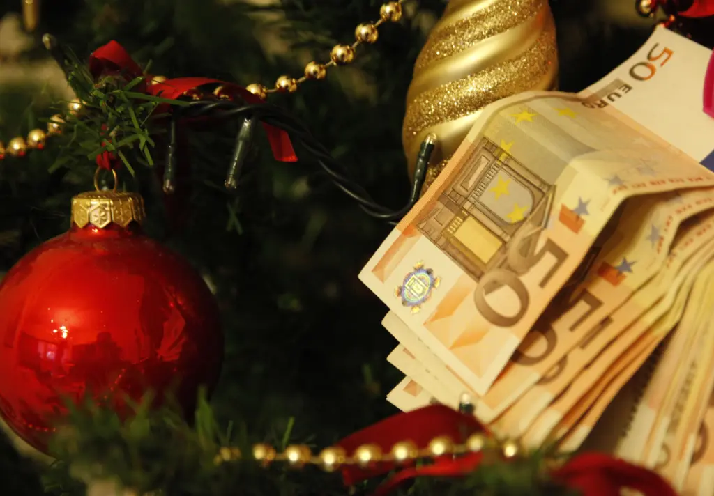 ‘Ερχεται έκτακτη οικονομική βοήθεια τα Χριστούγεννα – Ποιους αφορά και τι ποσά θα λάβουν