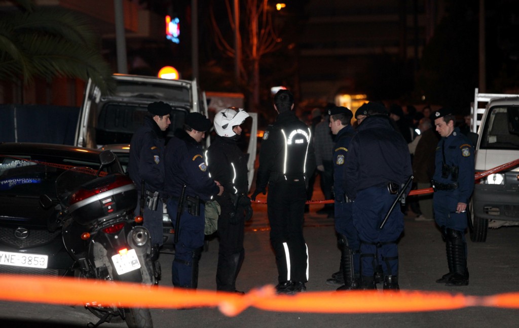 Βίντεο ντοκουμέντο από την άγρια καταδίωξη στο Πέραμα – Πυροβολισμοί και ουρλιαχτά από τους κατοίκους (pics)