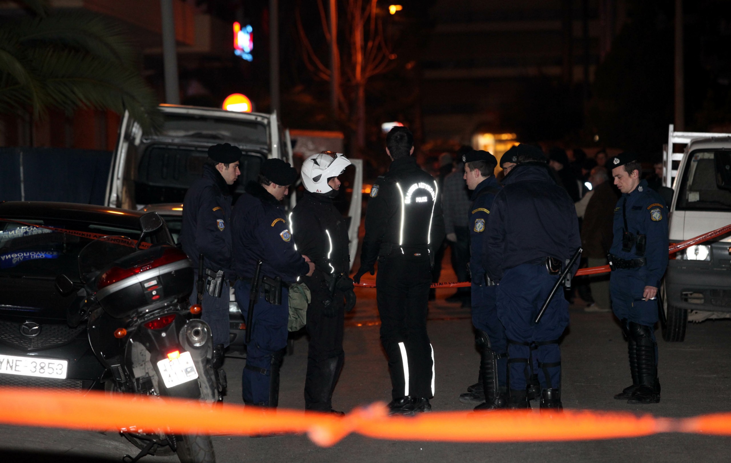 Βίντεο ντοκουμέντο από την άγρια καταδίωξη στο Πέραμα – Πυροβολισμοί και ουρλιαχτά από τους κατοίκους (pics)