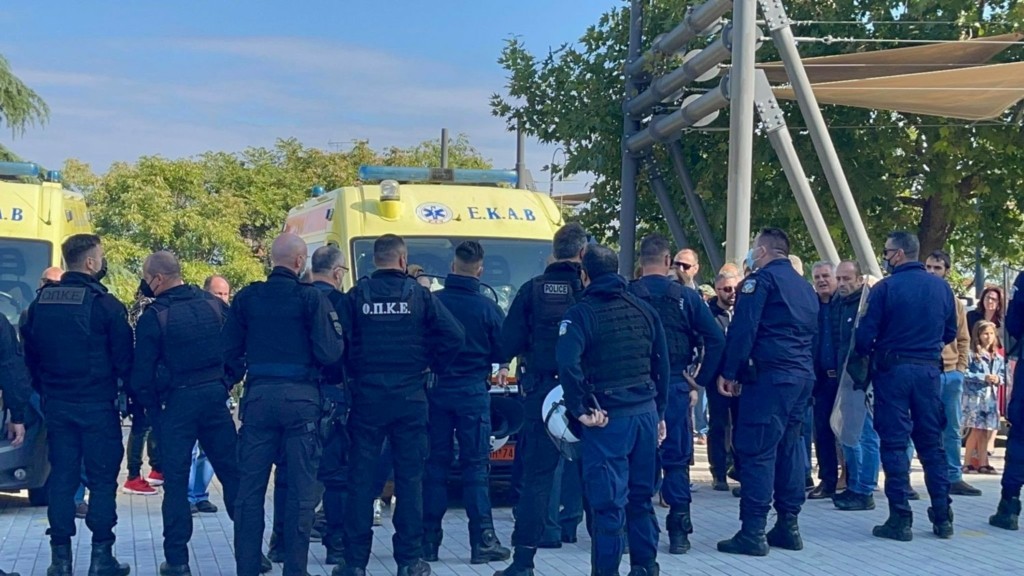 Ένταση με αντιεμβολιαστές έξω από τον Άγιο Αχίλλιο στη Λάρισα (pics&vid)