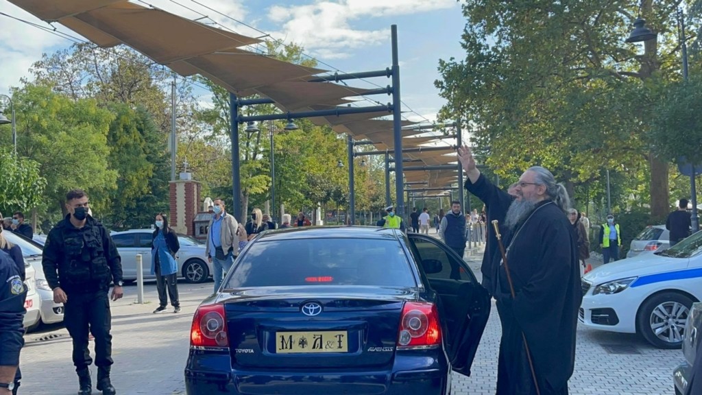 “Ανάξιος” φώναζαν στον Μητροπολίτη Λάρισας οι αντιεμβολιαστές στον Άγιο Αχίλλιο – Τους απάντησε με χαμόγελο (pics&vids)