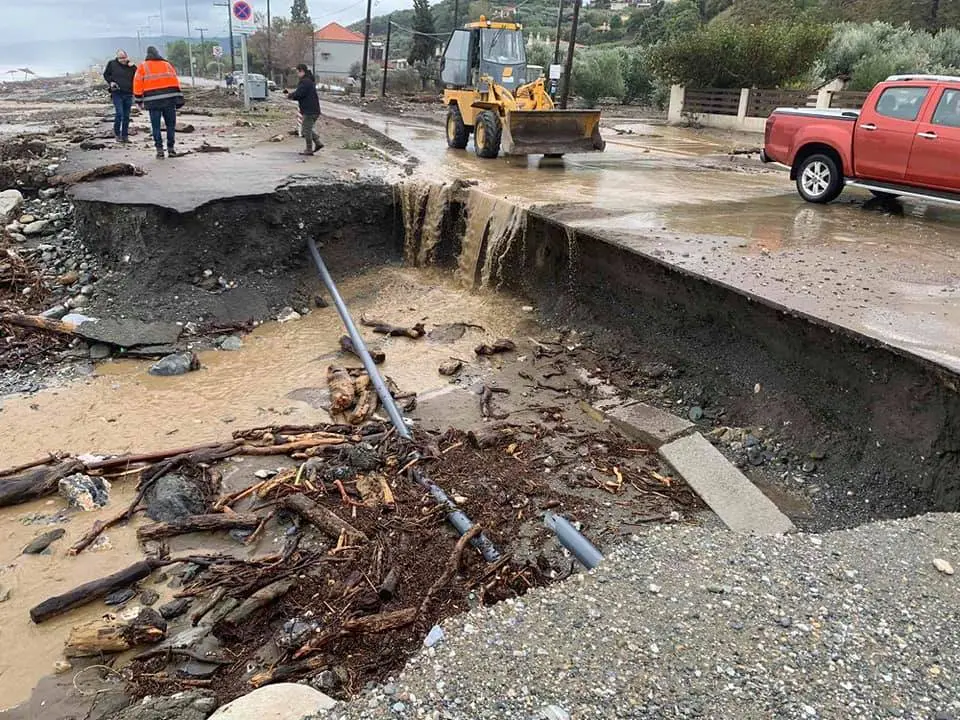 Η “Αθηνά” σάρωσε τη Λάρισα – Τρεις περιοχές στο Πήλιο σε κατάσταση έκτακτης ανάγκης (pics&vid)