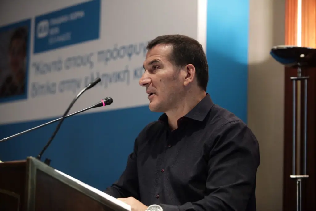 Ο Πύρρος Δήμας αποχαιρέτισε τη μητέρα του – Σε κλίμα οδύνης η κηδεία της (vid)