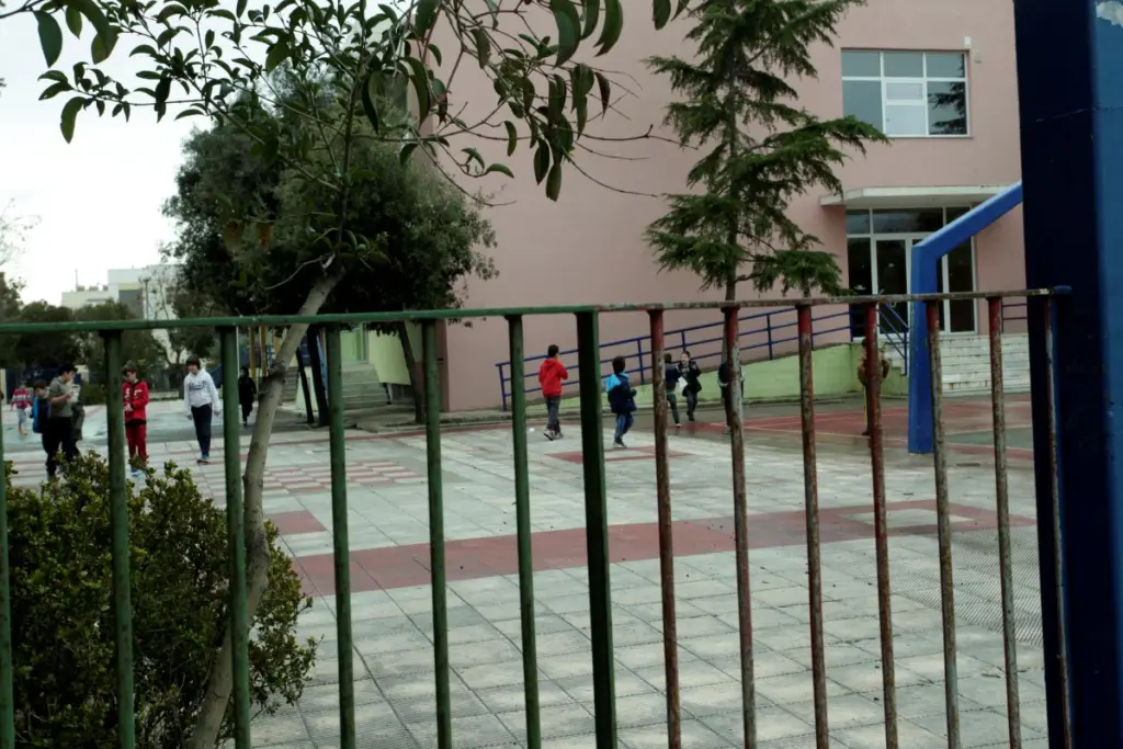 Απίστευτη υπόθεση στη Δυτική Αττική – 11χρονη μπήκε με κουζινομάχαιρο στην τάξη και απείλησε μαθητές