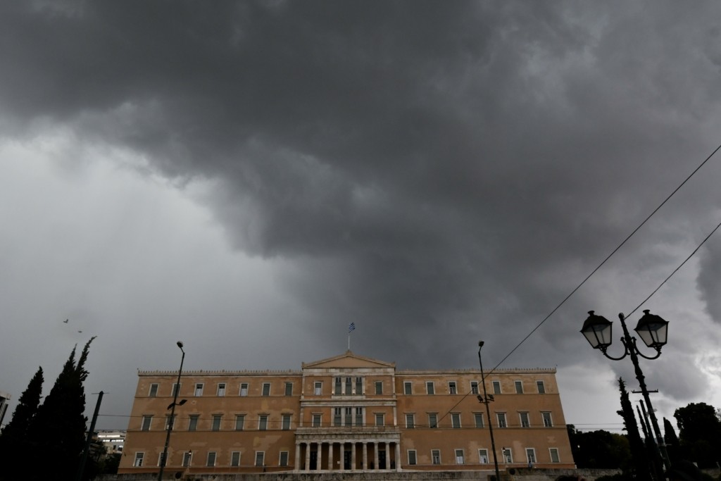 Ο Μπάλλος “χτύπησε” και τη Βουλή – Έπεσαν μάρμαρα, μπήκαν νερά