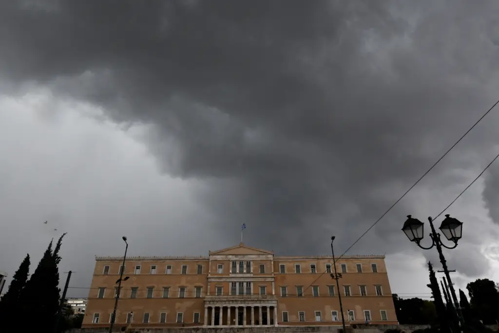 Ο Μπάλλος “χτύπησε” και τη Βουλή – Έπεσαν μάρμαρα, μπήκαν νερά