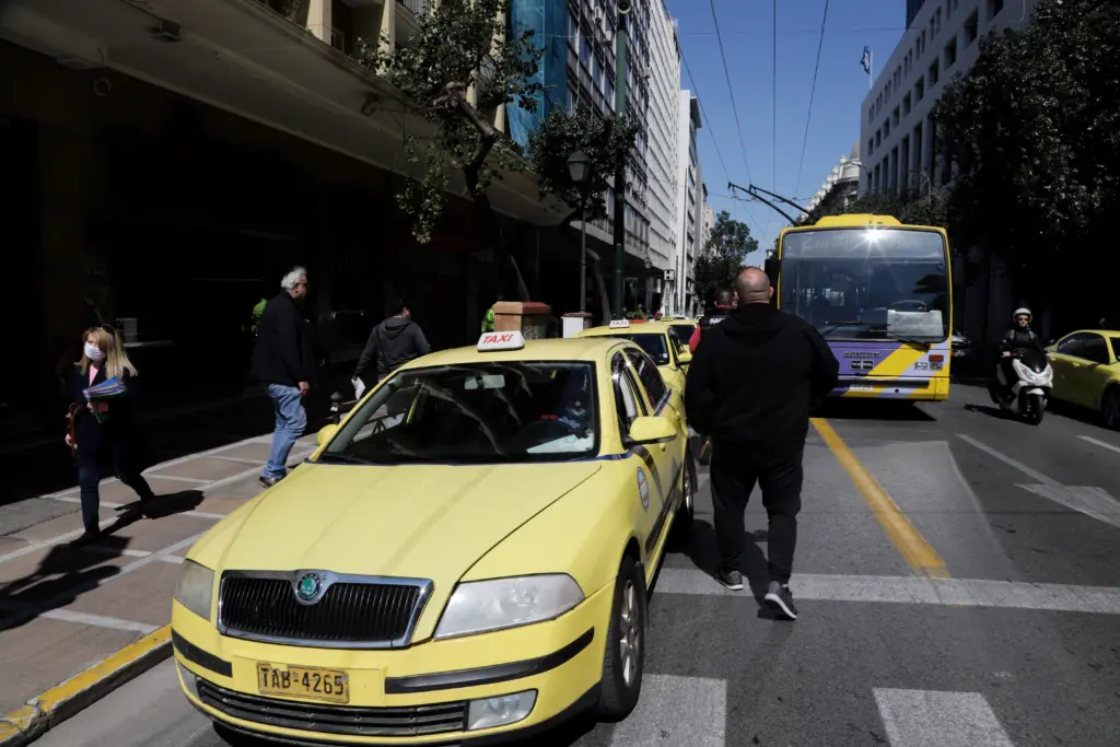 Το ταξίμετρο έγραψε 6 ευρώ και ο ταξιτζής άρπαξε 35 με τη βία – Απίστευτο περιστατικό στο αεροδρόμιο Ελ. Βενιζέλος