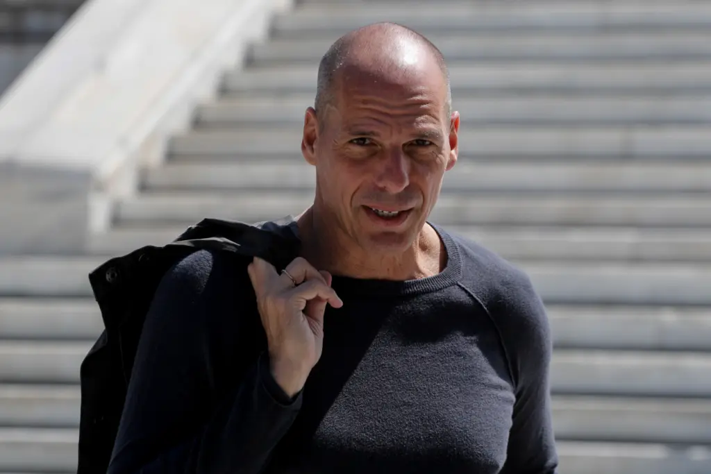 “Φτερά” έκανε μυστηριωδώς το σκάφος του Γιάννη Βαρουφάκη στην Αίγινα