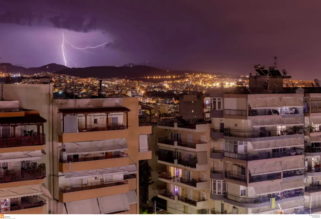 Μετά την “Αθηνά”, έρχεται νέα ισχυρή κακοκαιρία που θα θυμίζει μεσογειακό κυκλώνα – Πότε θα “χτυπήσει” (vids)