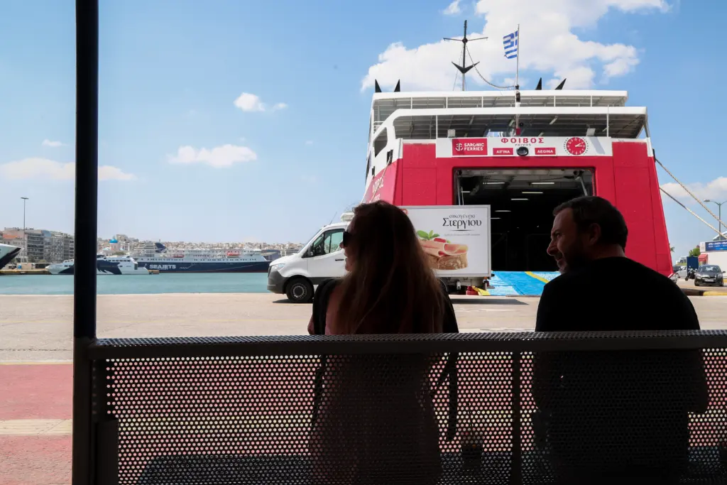 Στο λιμάνι της Θήρας προσέκρουσε το πλοίο “Πρέβελης”