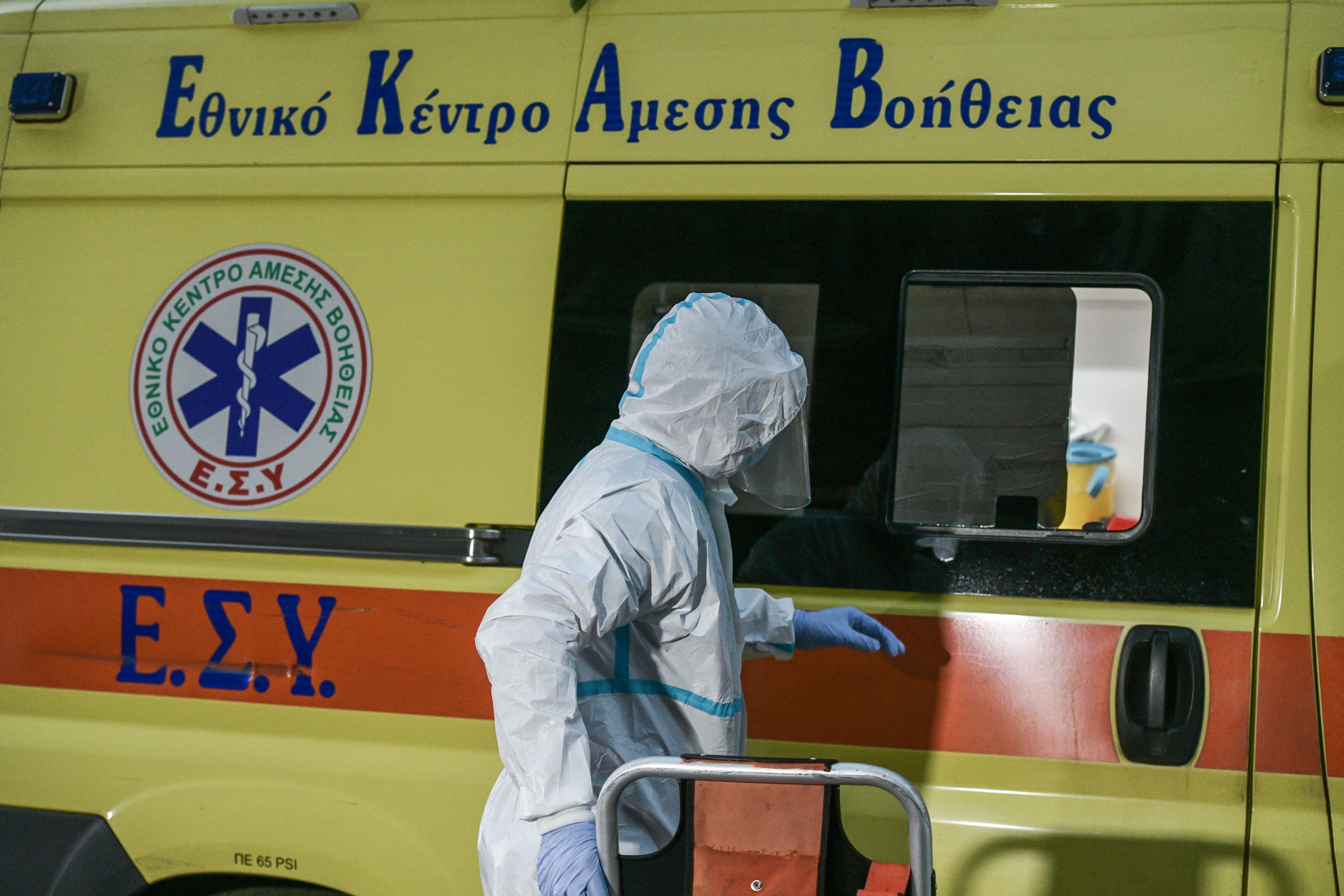 Τσακώθηκαν και του “άνοιξε” το κεφάλι με τσεκούρι – Μάχη δίνει για τη ζωή του 30χρονος στη Λαμία