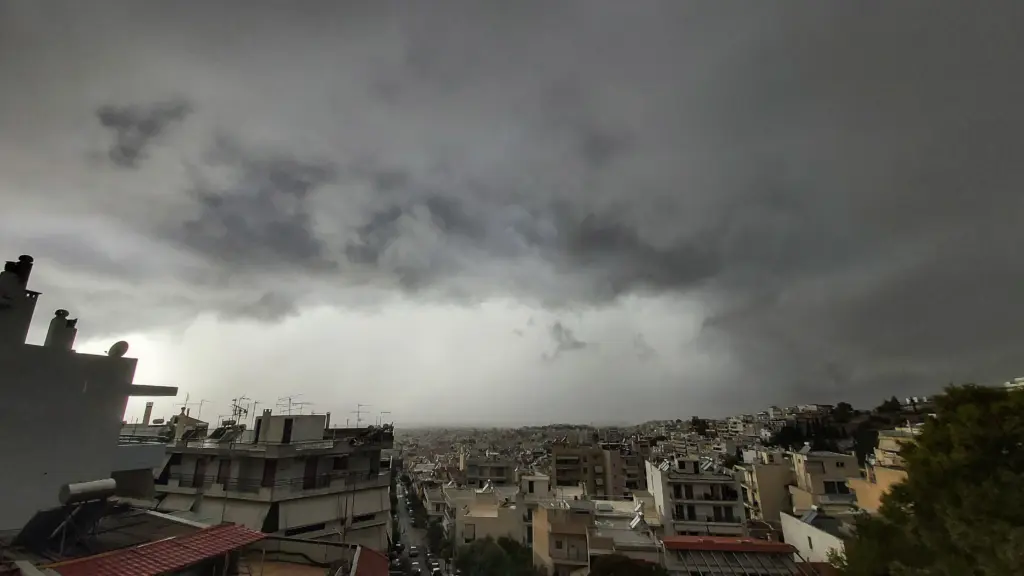 Η “Αθηνά” έπληξε Κέρκυρα, Ζάκυνθο, Ήπειρο, Θεσσαλονίκη και κατευθύνεται προς την Αττική (pics&vids)