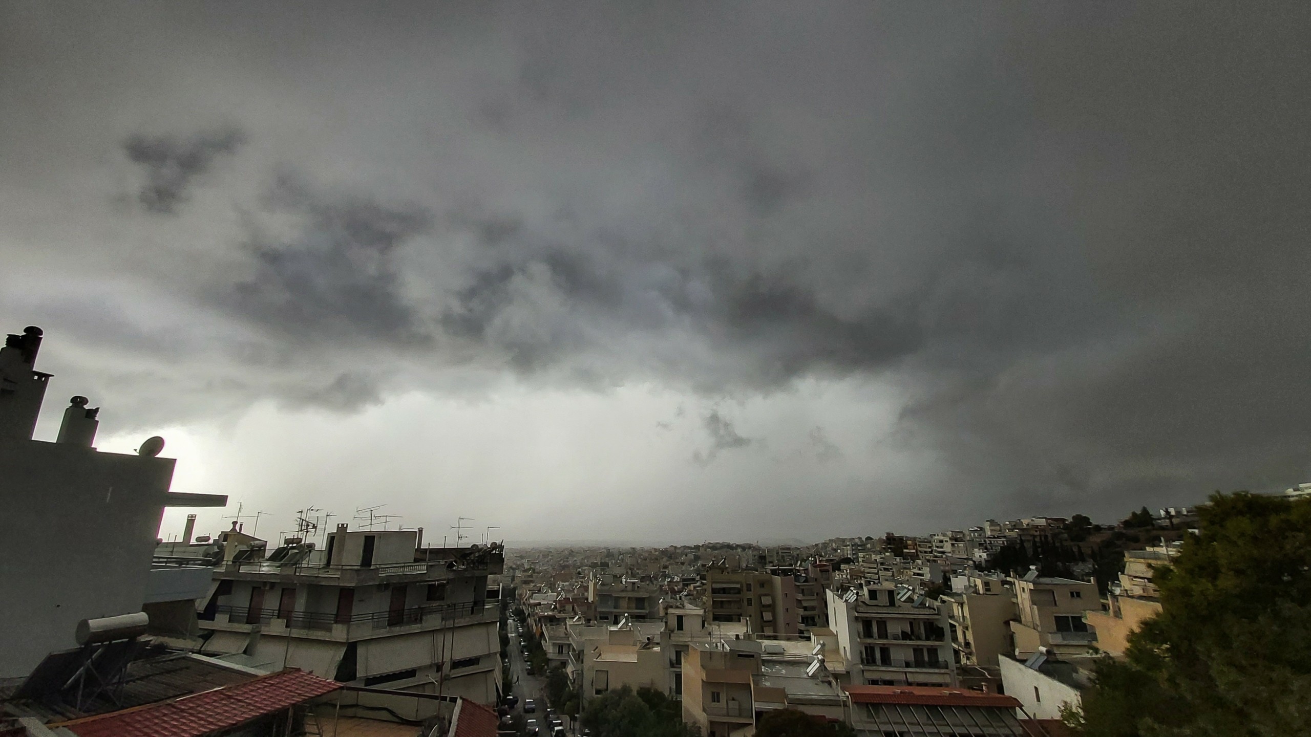 Η “Αθηνά” έπληξε Κέρκυρα, Ζάκυνθο, Ήπειρο, Θεσσαλονίκη και κατευθύνεται προς την Αττική (pics&vids)