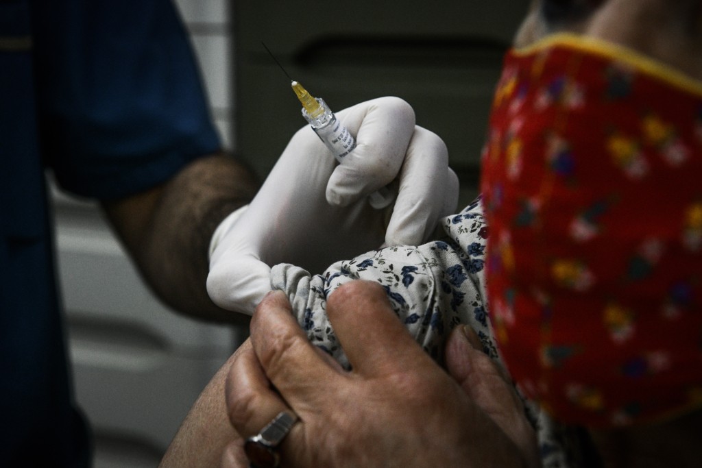 Ερωτήσεις και απαντήσεις για την τρίτη δόση του εμβολίου – “Στο τέλος όλοι θα την κάνουμε”